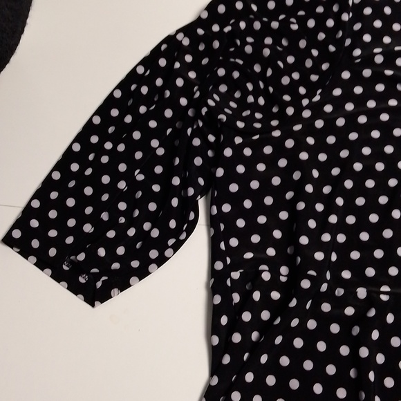 Igigi plus size polka dot 30/32 top with twist at chest. 3/4 length sleeves - Picture 3 of 5